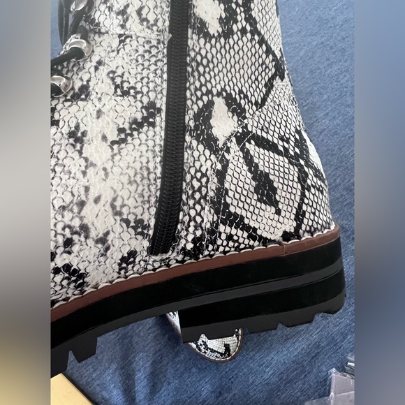 CROWN & IVY Women’s Boots Black & White Snake Print with Sherpa Lining NWOT Sz 7 - Picture 11 of 16